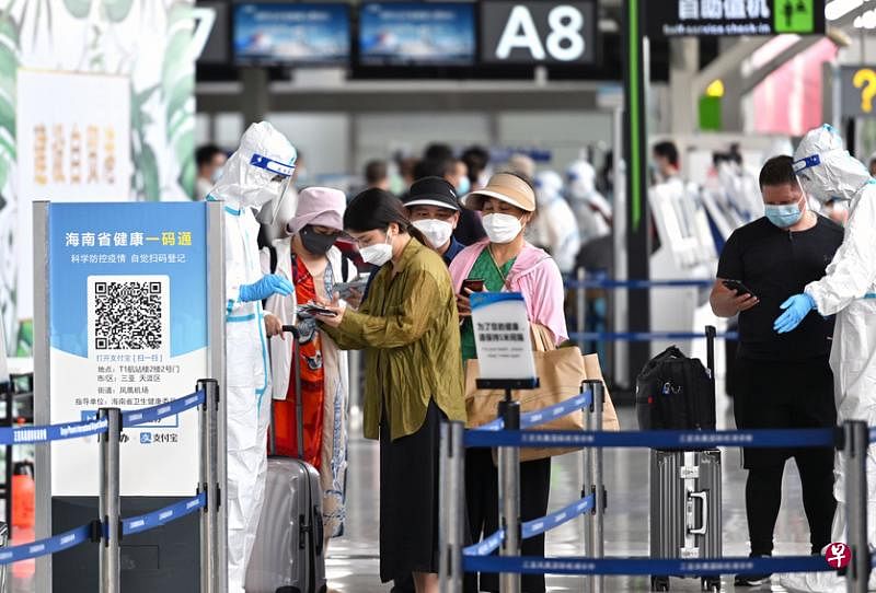 海南三亚凤凰国际机场8月15日起逐渐恢复国内商业客运航班，乘客当天在机场离境前，出示核酸检测阴性证明。（新华社）